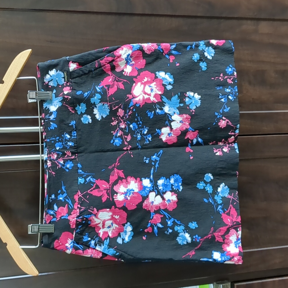 Skirt. Pull on, side pockets